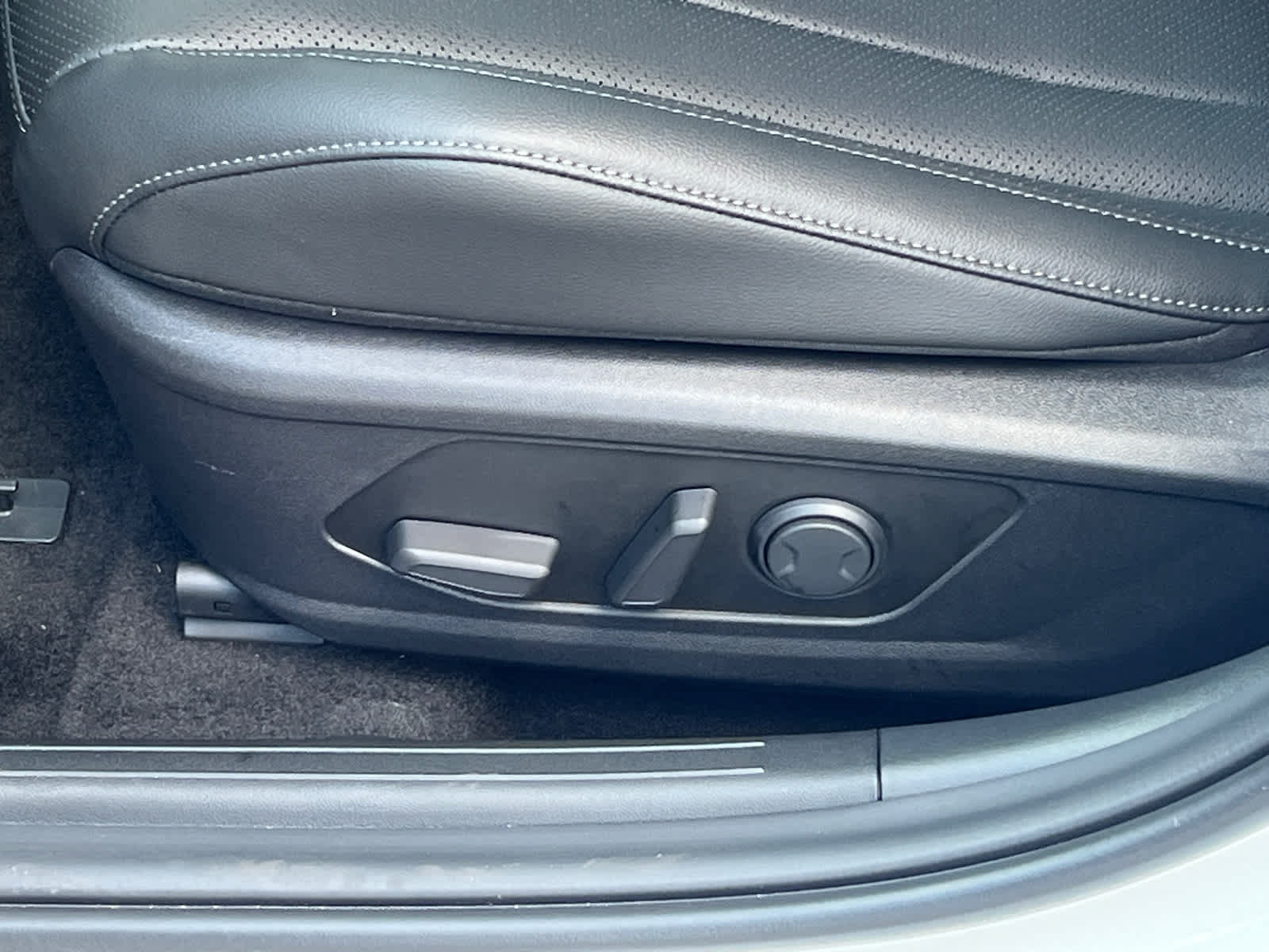 New 2026 Hyundai Elantra Limited FWD image 14