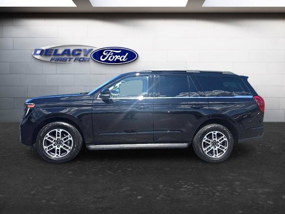 Used 2025 Ford Expedition Active AWD/4WD image 3
