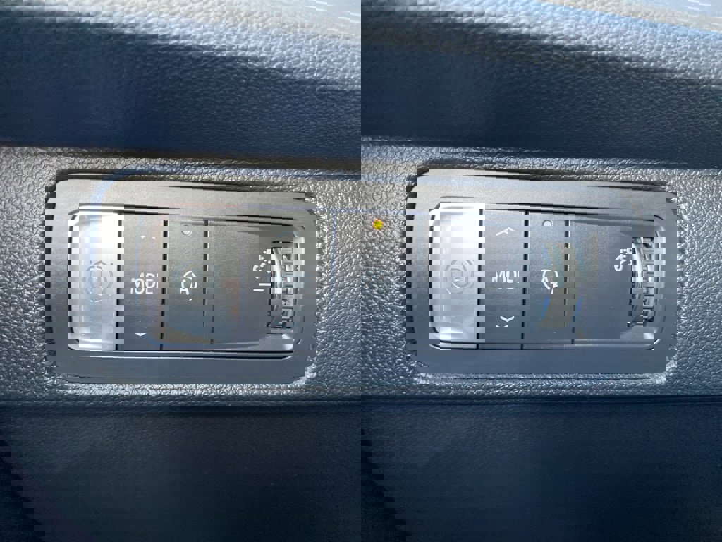 Used 2025 Chevrolet Traverse LT image 31