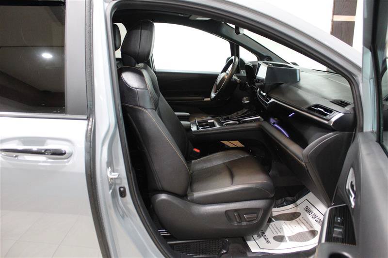 Used 2025 Toyota Sienna XLE Woodland Edition AWD/4WD image 32