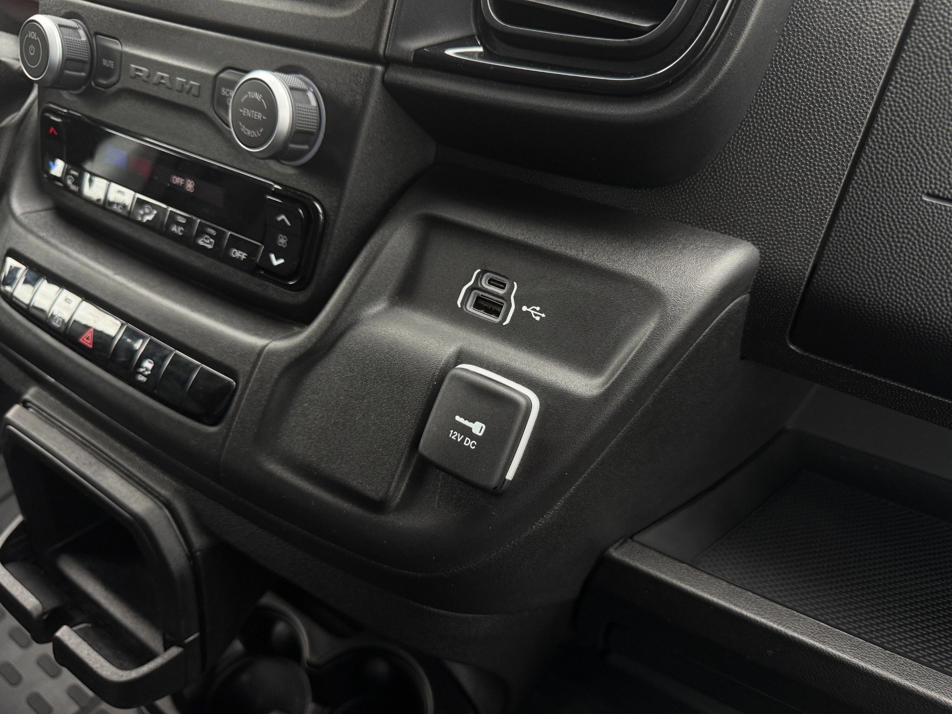 Used 2025 RAM ProMaster 2500 w/ Convenience Group image 23