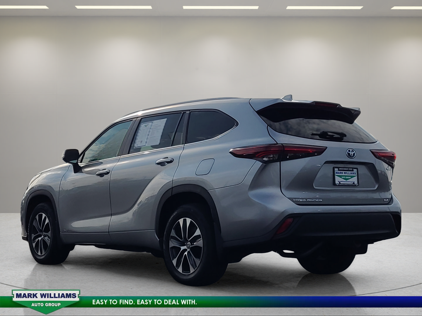 Used 2024 Toyota Highlander XLE AWD/4WD image 6