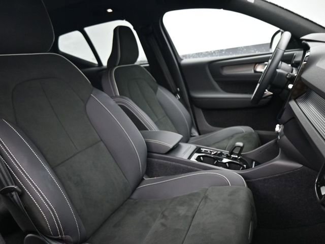 Used 2023 Volvo XC40 B5 Plus w/ Protection Package Premier image 32