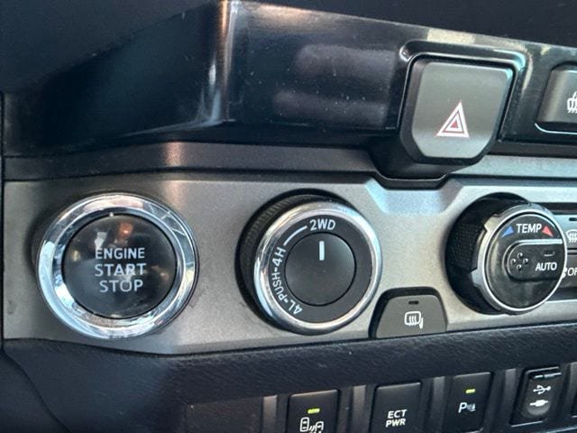 Used 2016 Toyota Tacoma TRD Off-Road AWD/4WD image 27