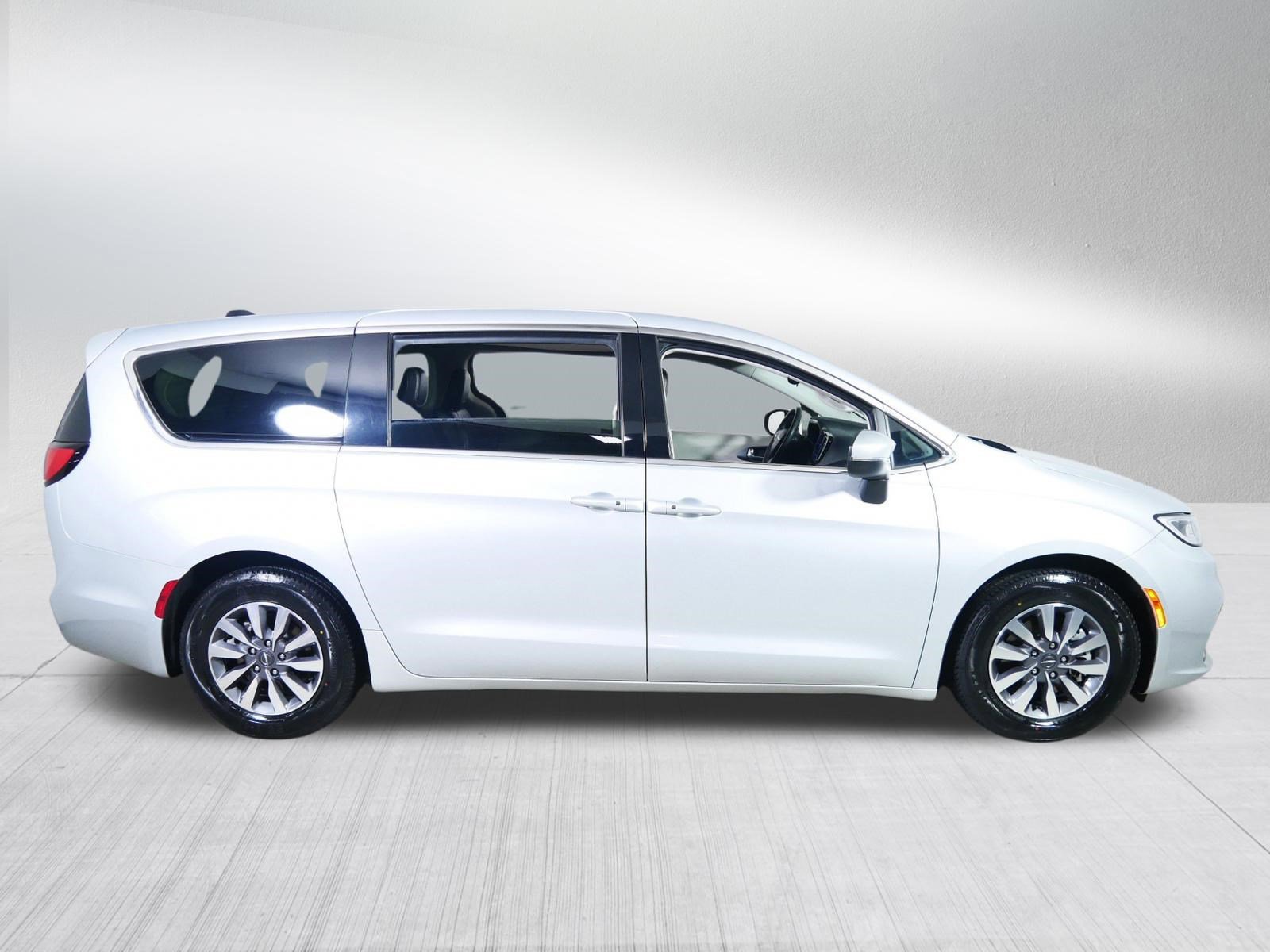 Used 2023 Chrysler Pacifica Touring-L FWD image 8