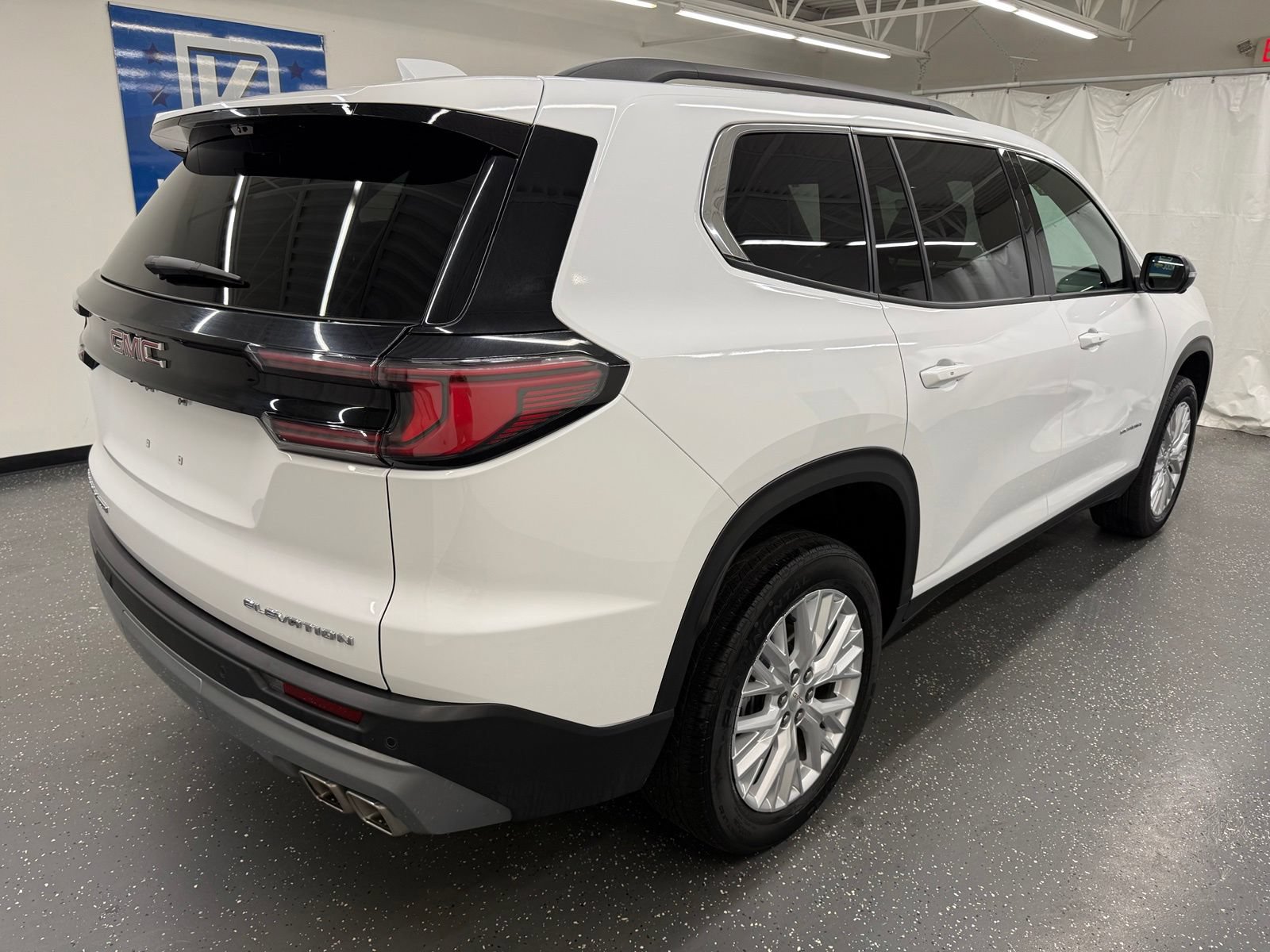 Used 2026 GMC Acadia Elevation w/ Elevation Premium Package AWD/4WD image 2