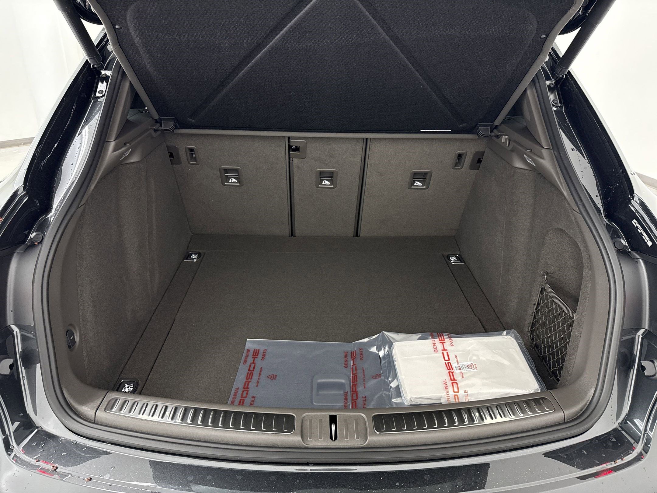 Used 2025 Porsche Macan image 31