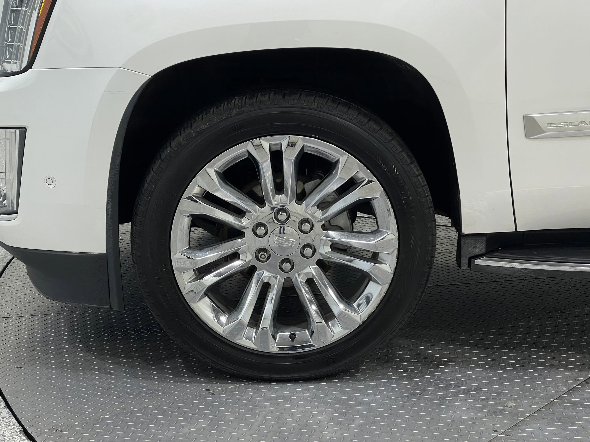 Used 2018 Cadillac Escalade Luxury w/ LPO, Radiant Package image 39