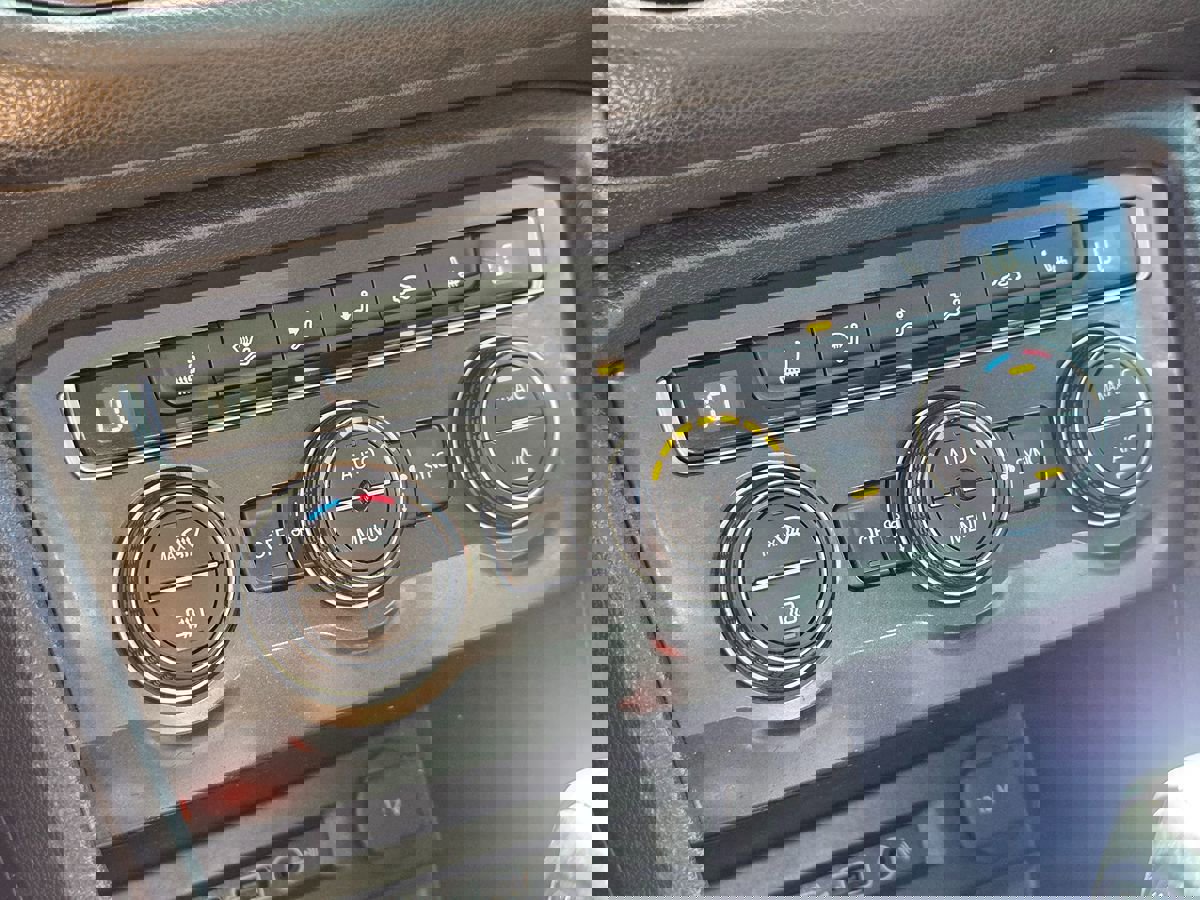 Used 2020 Volkswagen Tiguan SE w/ Panoramic Sunroof Package image 31