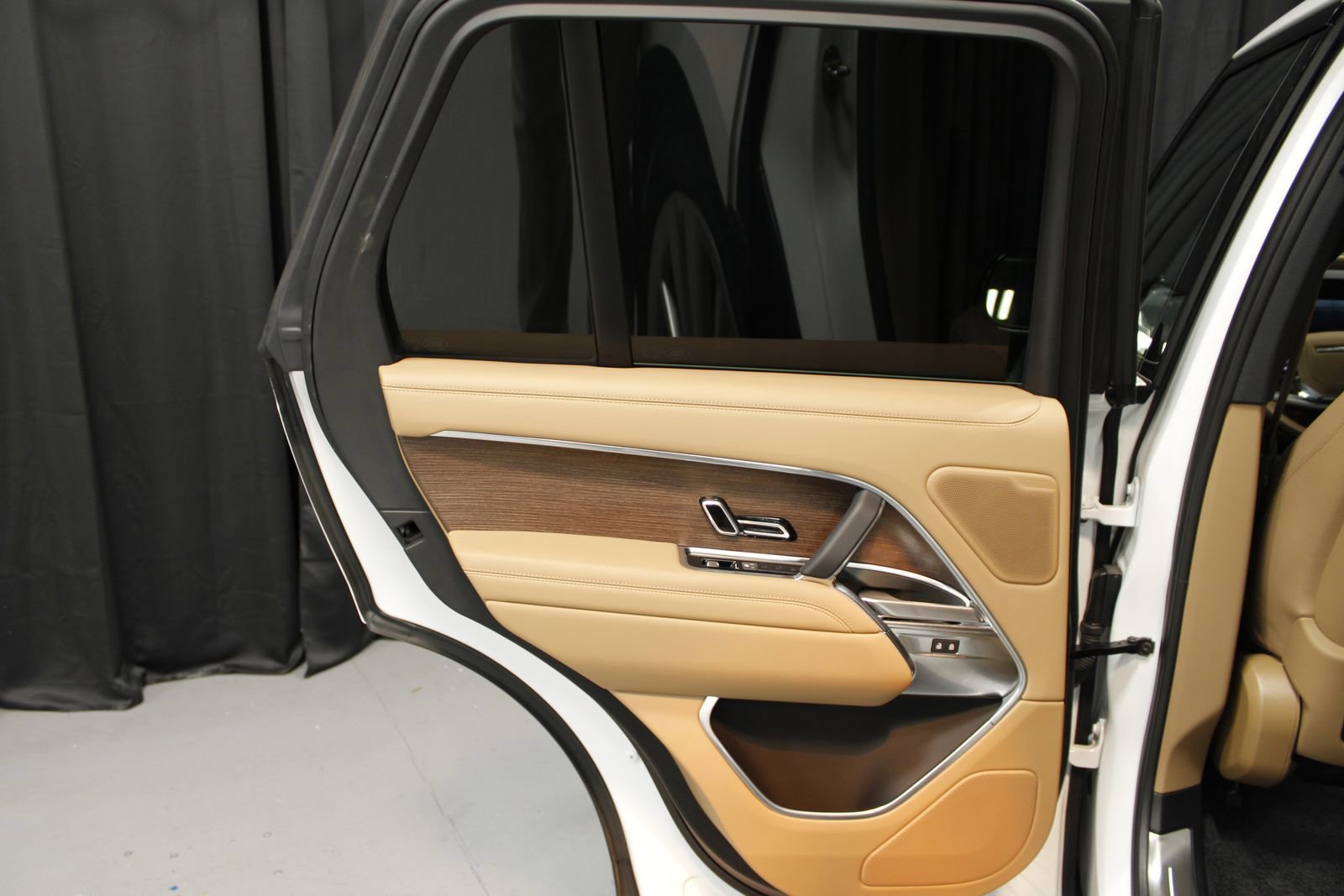 Used 2025 Land Rover Range Rover SE image 25