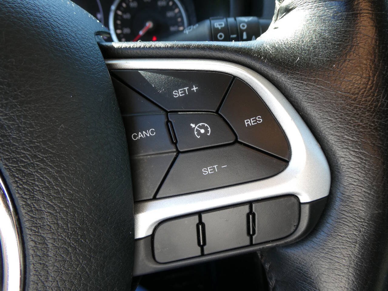 Used 2019 Jeep Renegade Latitude w/ Cold Weather Group FWD image 13