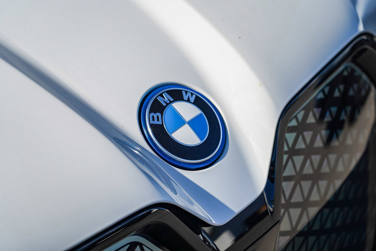 Used 2025 BMW iX xDrive50 image 3