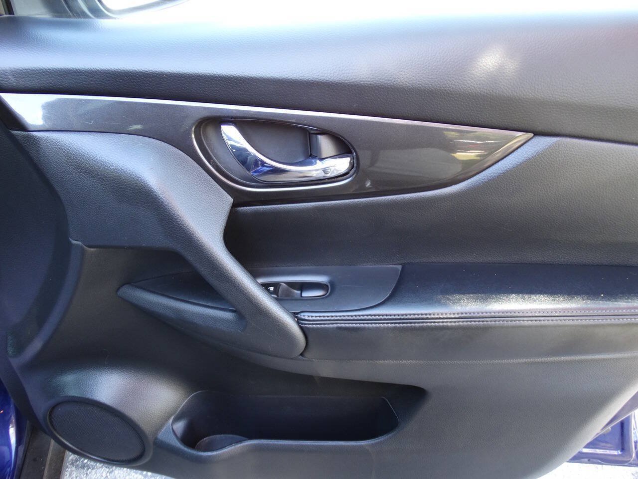 Used 2020 Nissan Rogue AWD w/ SV Moonroof Package image 43