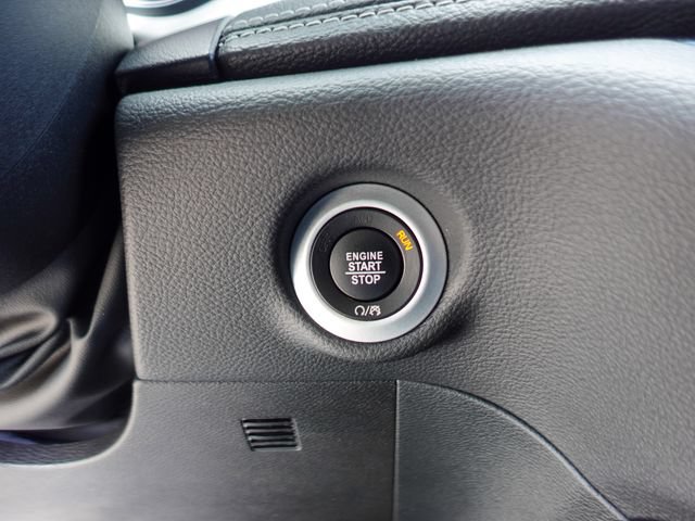 Used 2025 Chrysler Pacifica Limited FWD image 18