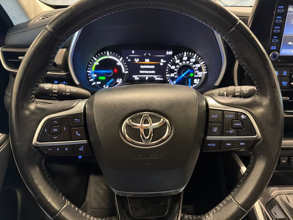 Used 2021 Toyota Highlander XLE AWD/4WD image 10