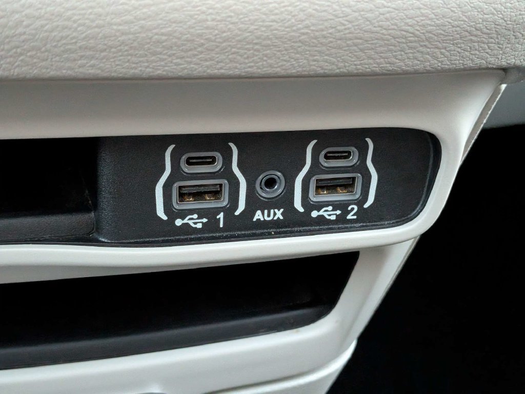 Used 2023 Chrysler Pacifica Touring-L FWD image 24