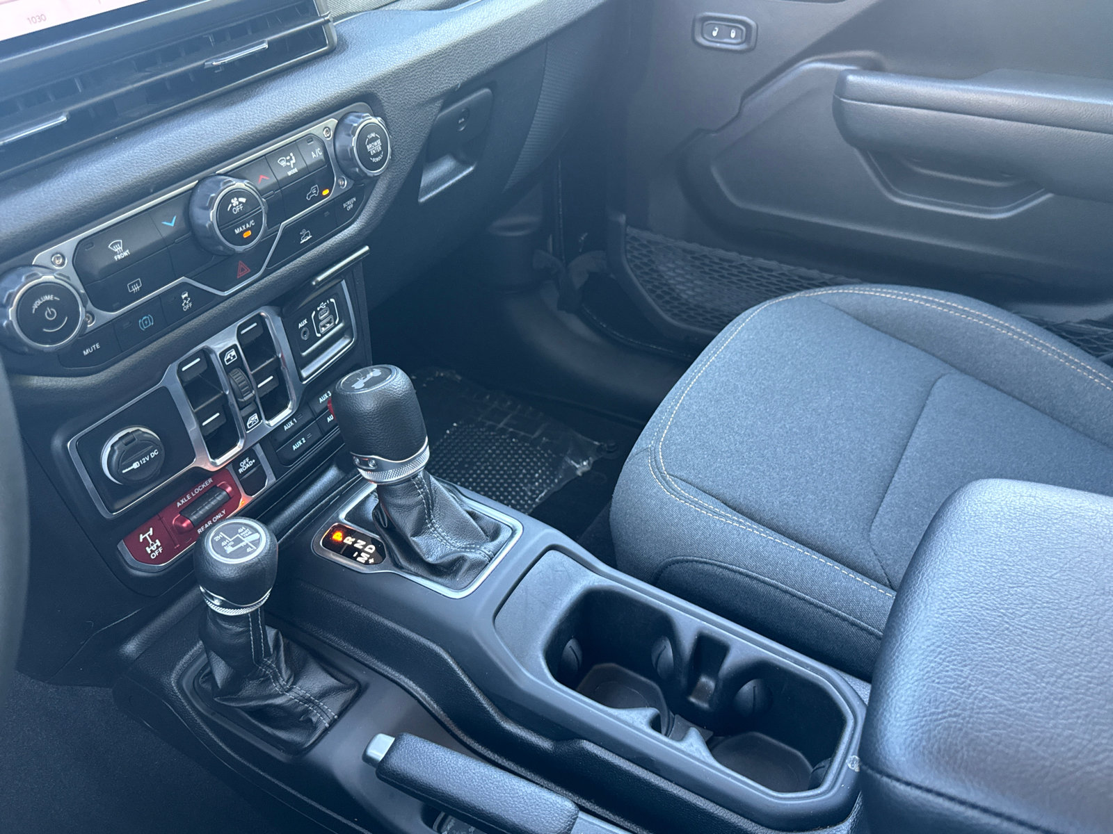 Used 2025 Jeep Wrangler Willys image 29