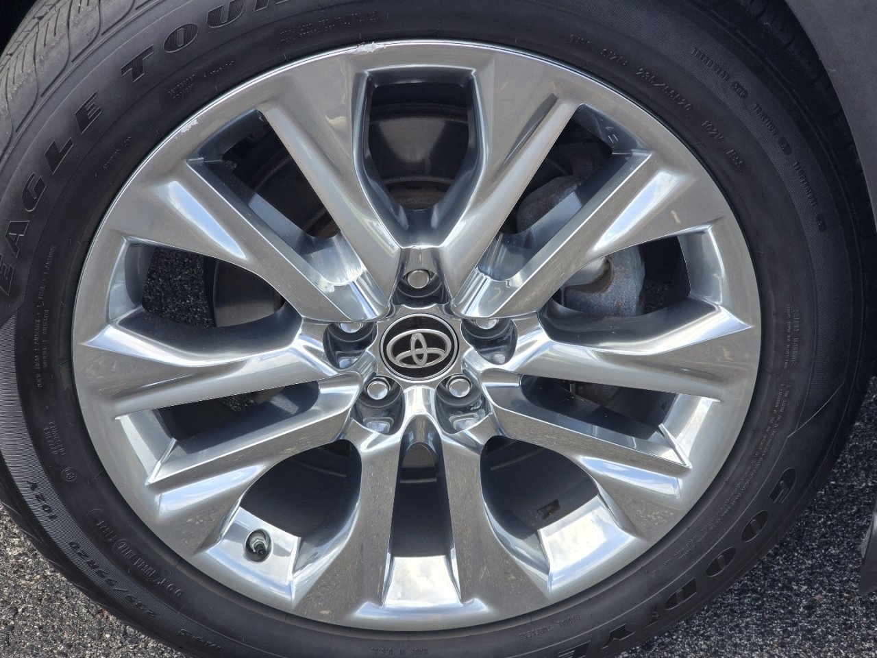 Certified 2024 Toyota Highlander Limited AWD/4WD image 11