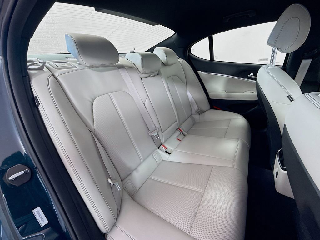 Used 2025 Genesis G70 2.5T image 27