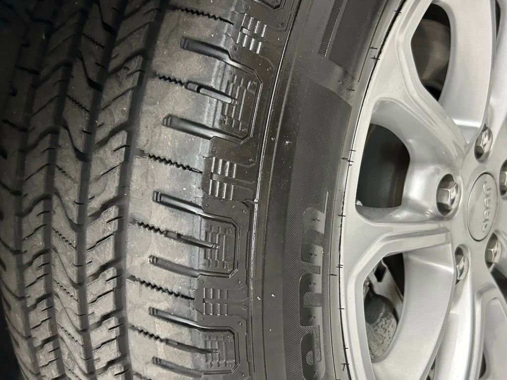 Certified 2022 Jeep Grand Cherokee Laredo E image 30