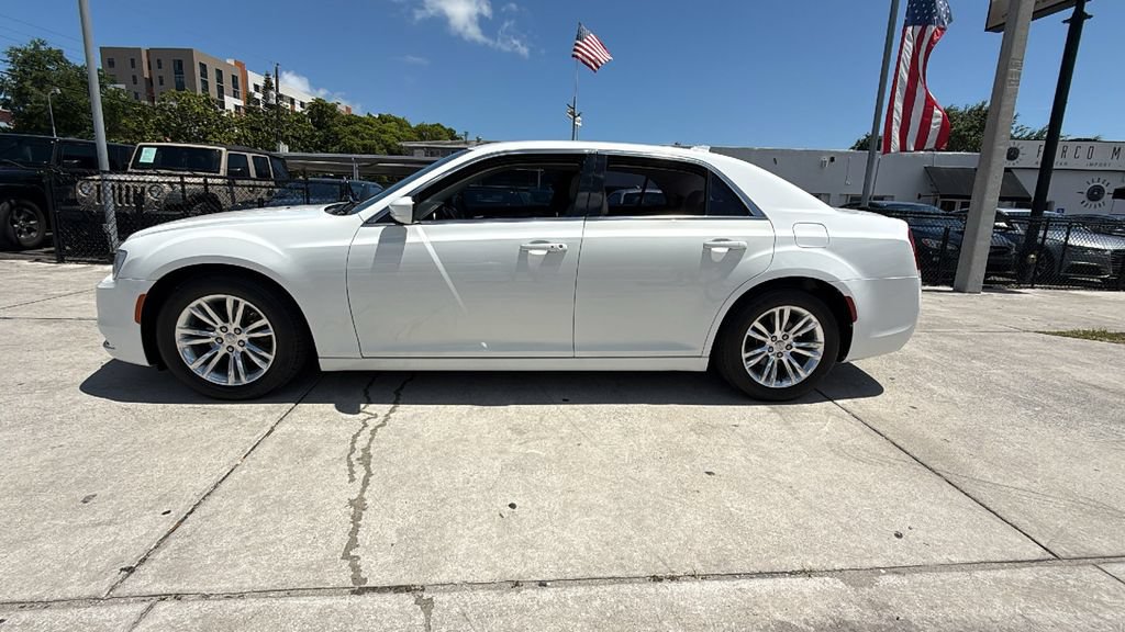 Used 2018 Chrysler 300 Touring L RWD image 10