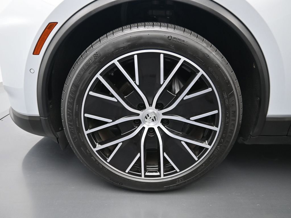 Certified 2025 Porsche Macan Electric image 9