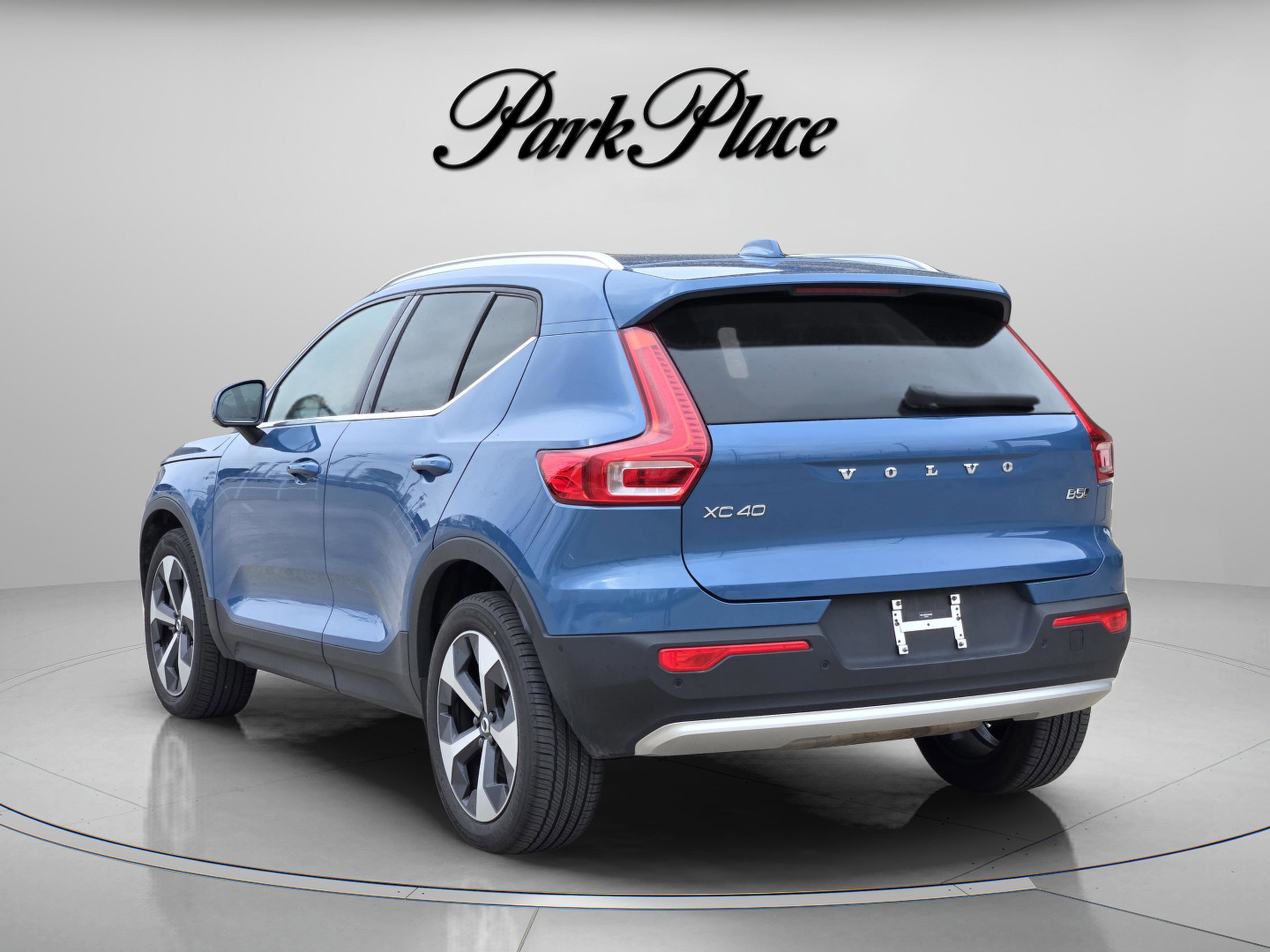 Used 2025 Volvo XC40 B5 Plus image 3