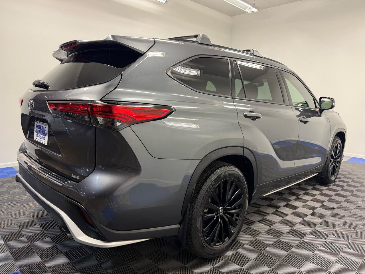 Used 2023 Toyota Highlander XSE FWD image 13