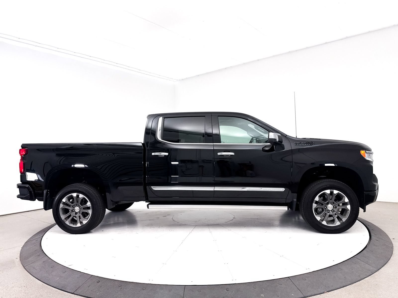 Used 2024 Chevrolet Silverado 1500 High Country w/ Technology Package AWD/4WD image 40