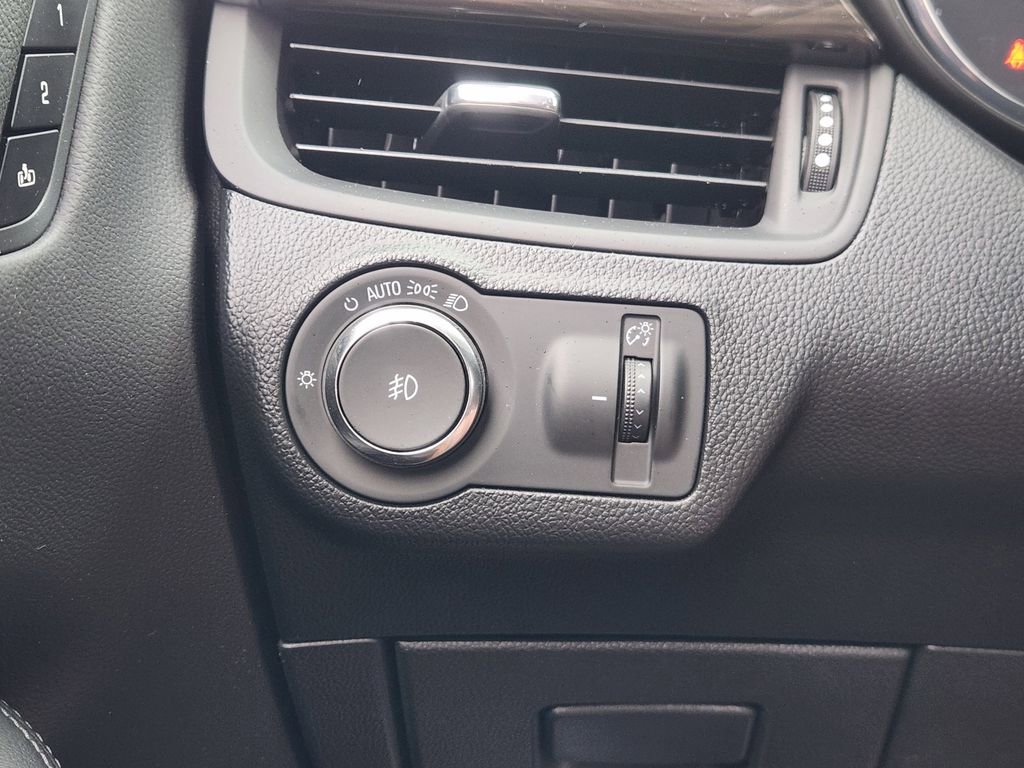 Used 2019 Buick Envision Essence FWD image 22