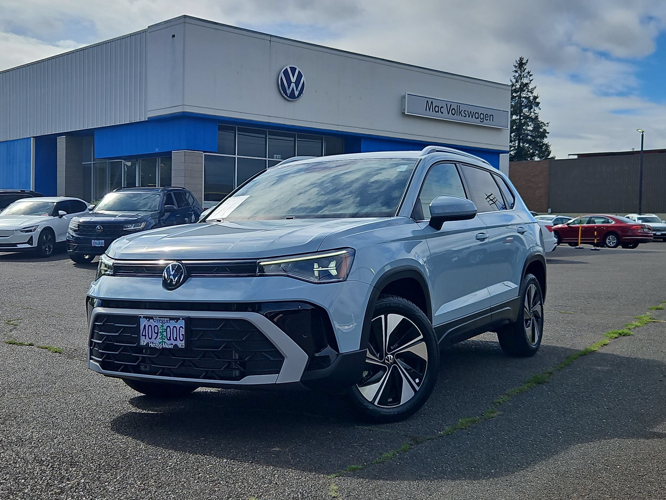 Used 2025 Volkswagen Taos SE w/ Panoramic Sunroof Package AWD/4WD image 1
