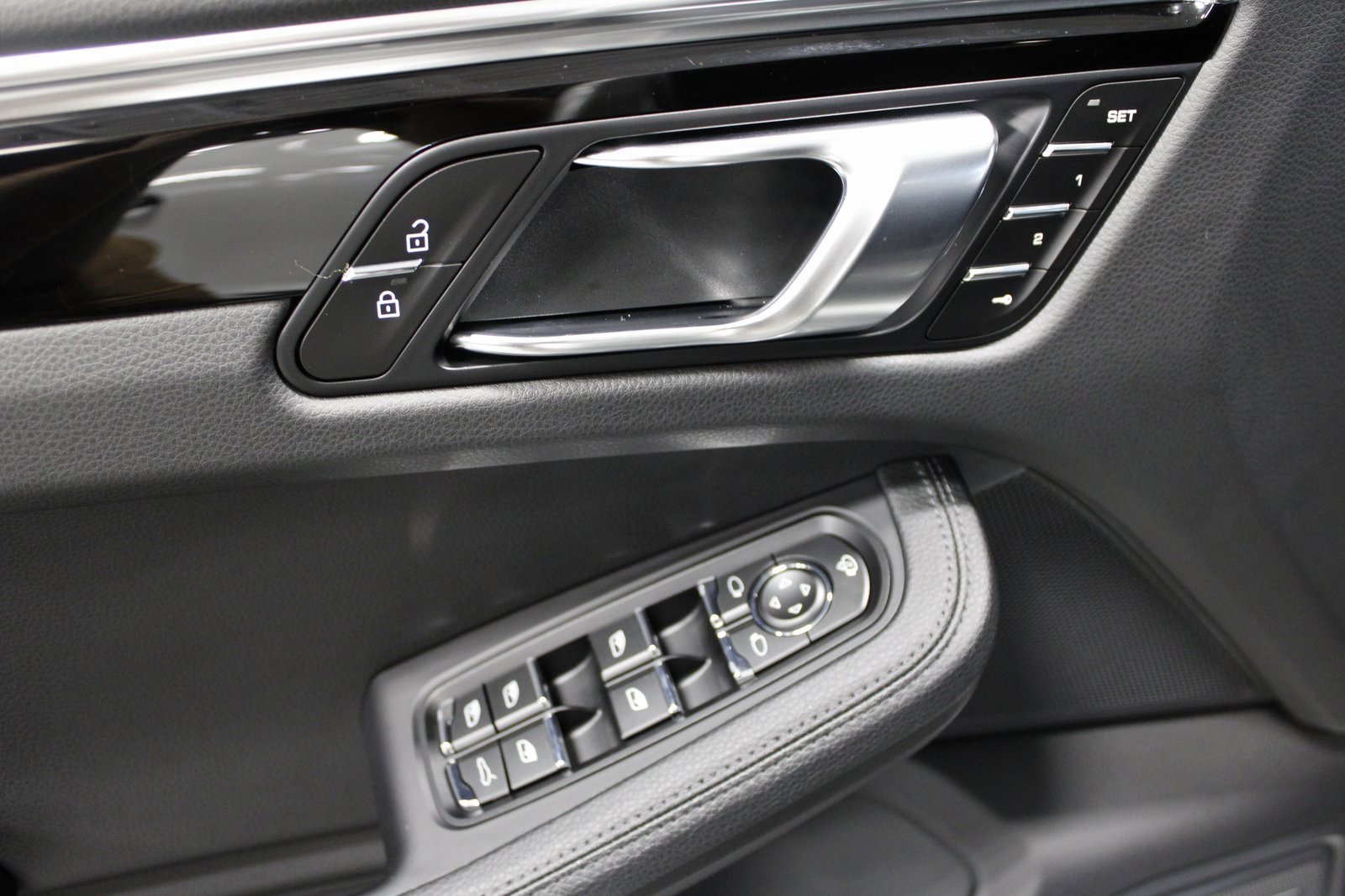 Certified 2025 Porsche Macan image 25