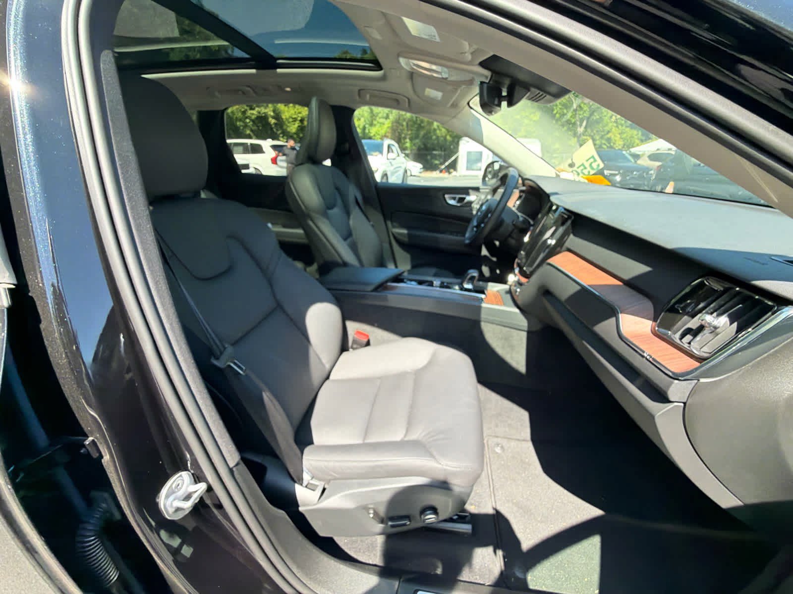 Used 2024 Volvo XC60 B5 Plus w/ Protection Package Premier AWD/4WD image 19