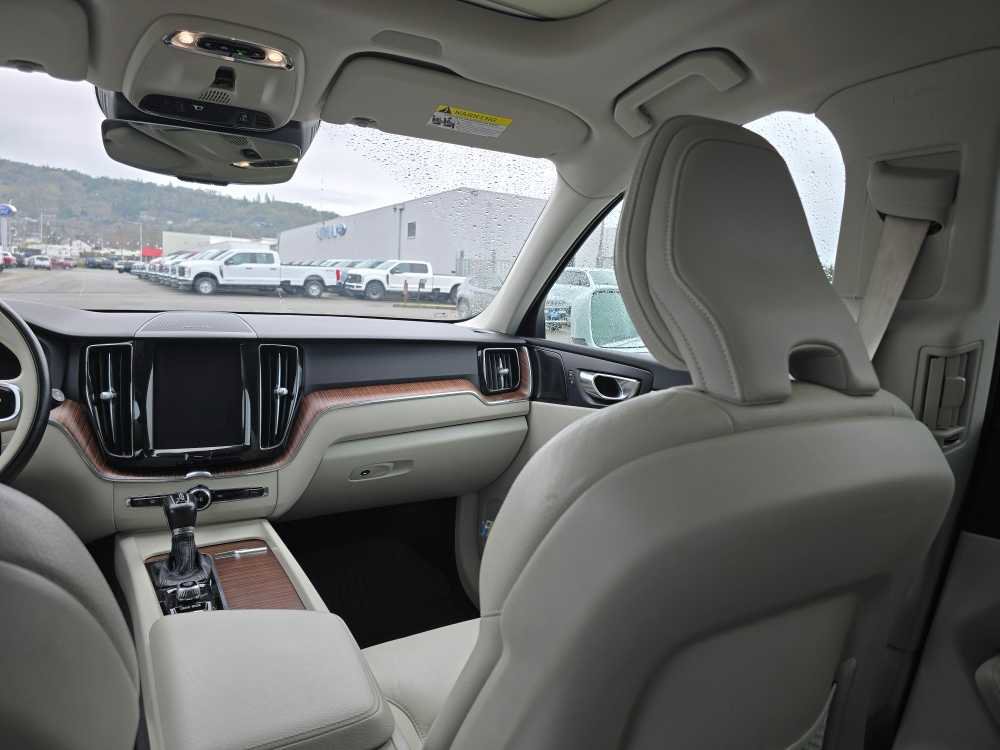 Used 2021 Volvo XC60 T5 Momentum w/ Advanced Package image 14