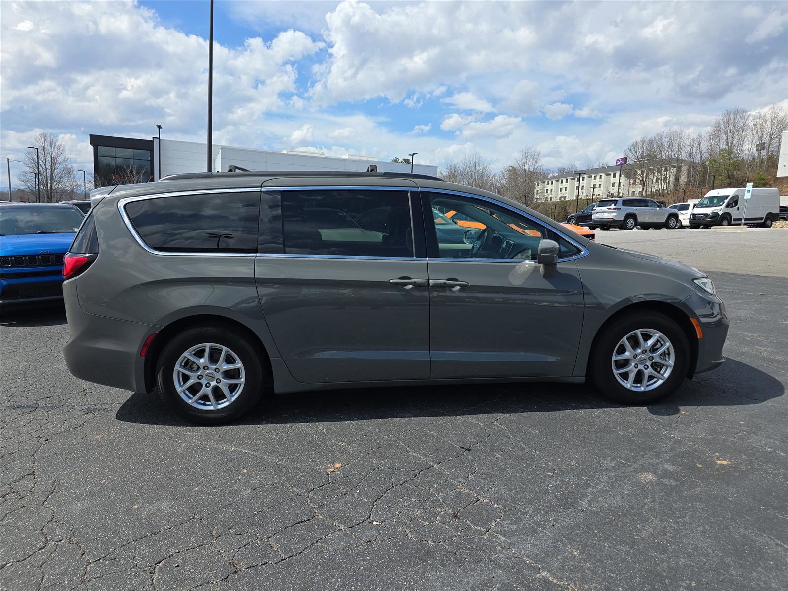 Used 2022 Chrysler Pacifica Touring-L image 2