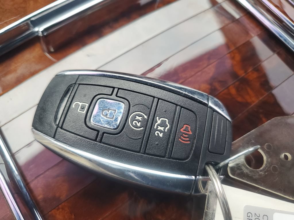 Used 2017 Lincoln Continental Reserve w/ Climate Package FWD image 28