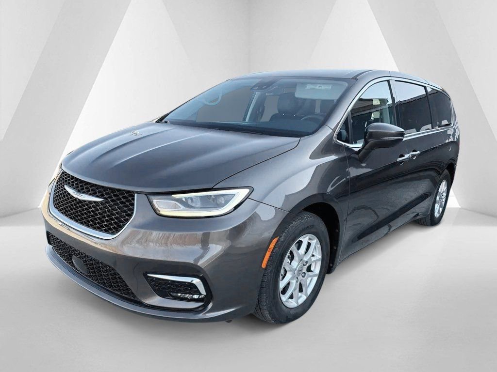 Used 2023 Chrysler Pacifica Touring-L image 3