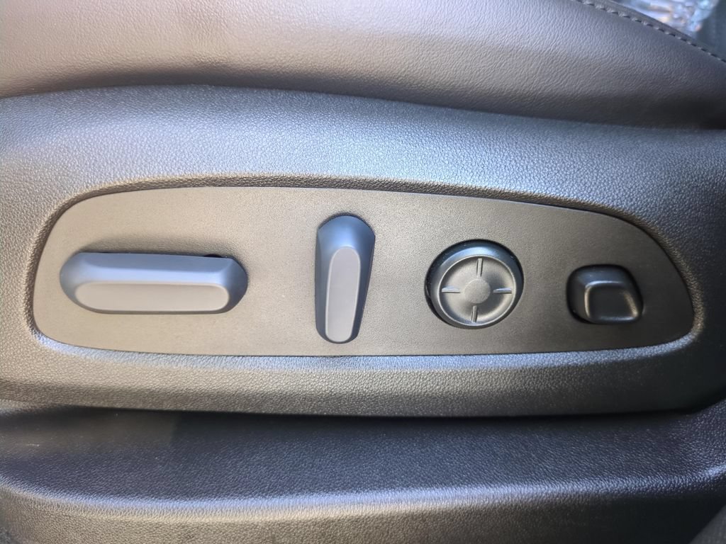 Used 2023 Buick Enclave Avenir w/ Avenir Technology Package FWD image 17