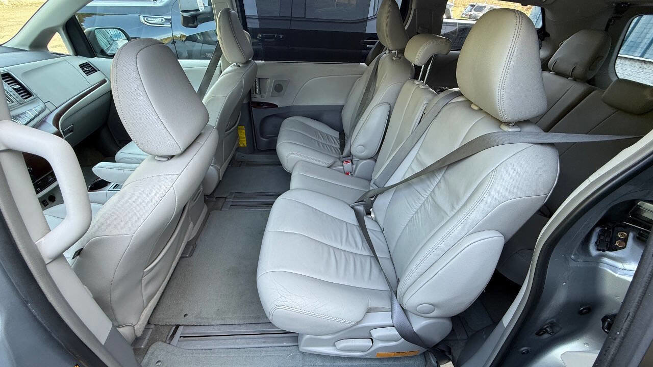 Used 2012 Toyota Sienna XLE w/ Premium Pkg FWD image 38