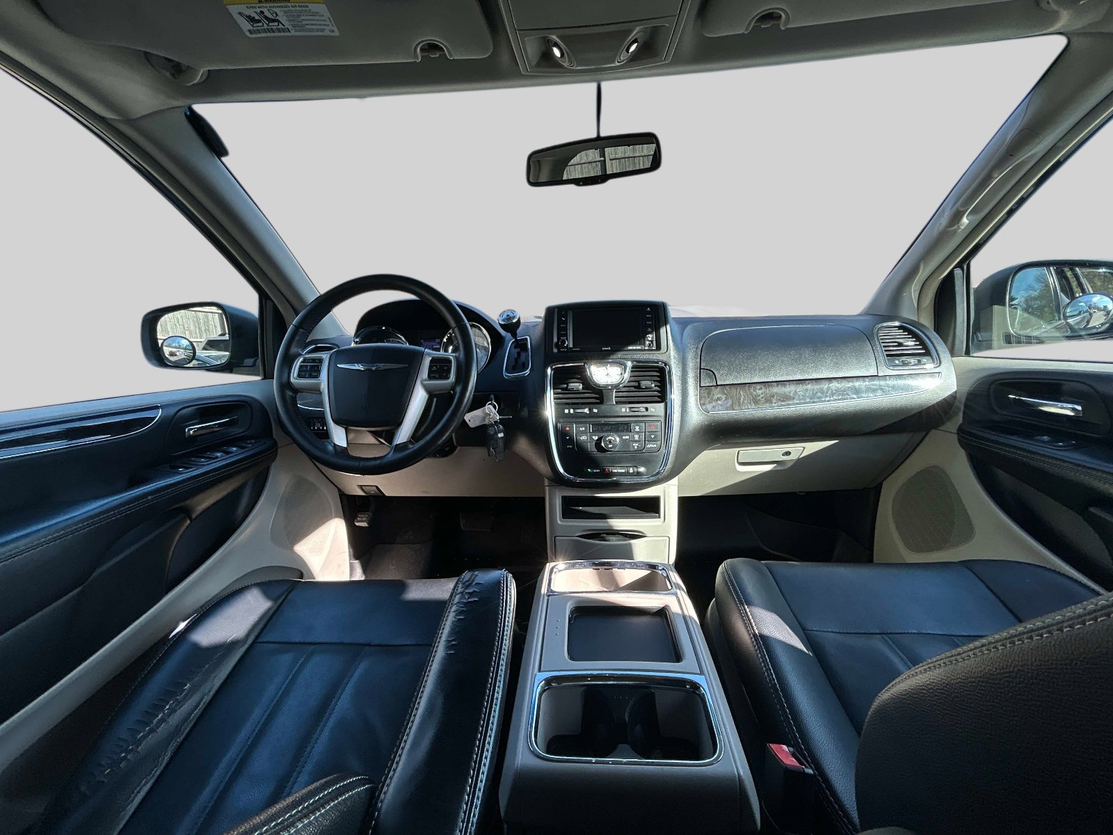 Used 2015 Chrysler Town & Country Touring FWD image 17