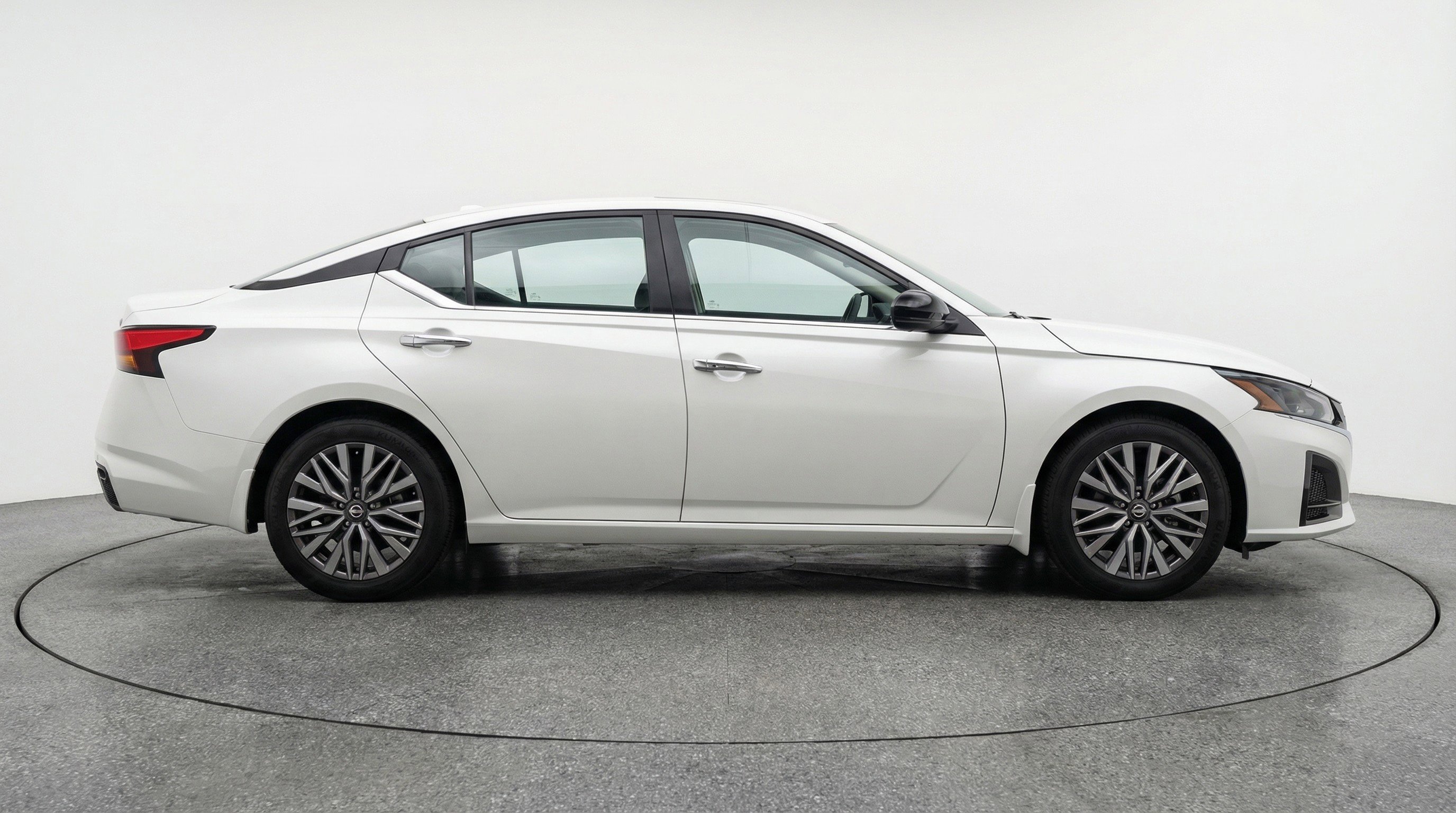 Used 2025 Nissan Altima 2.5 SV image 11
