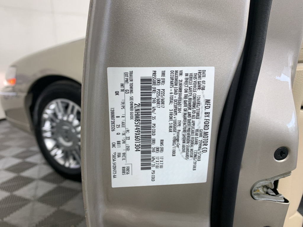 Used 2009 Lincoln Town Car Signature L image 13