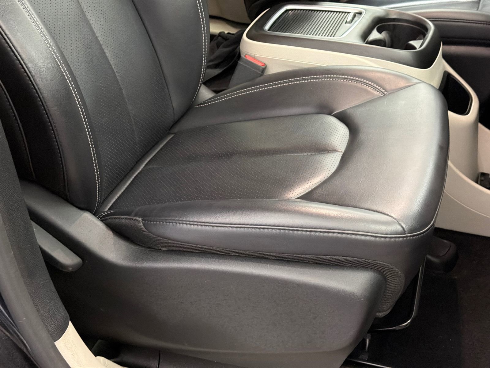 Used 2023 Chrysler Pacifica Touring-L FWD image 12