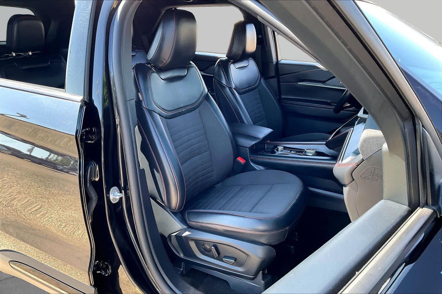 Certified 2025 Ford Explorer ST-Line AWD/4WD image 8