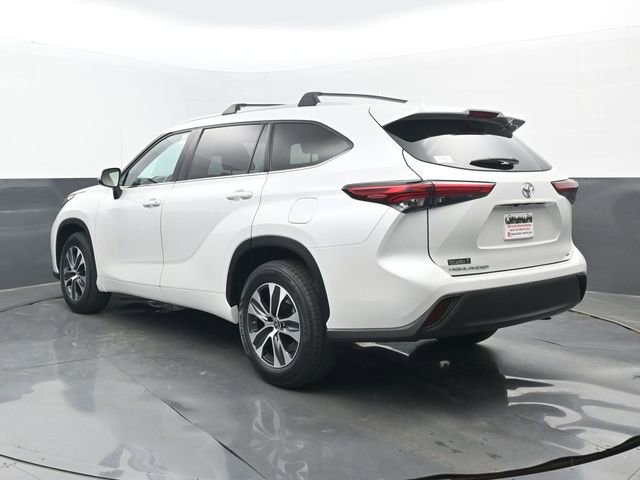 Used 2022 Toyota Highlander XLE image 3