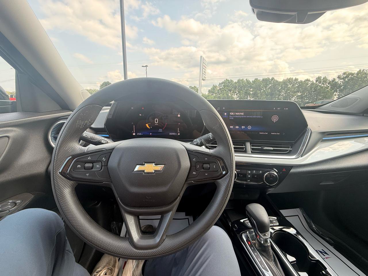 Used 2025 Chevrolet Trax LT FWD image 12