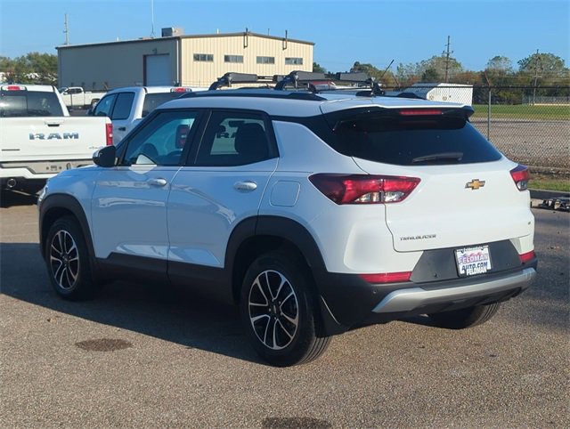 Used 2025 Chevrolet TrailBlazer LT w/ Driver Confidence Package image 5