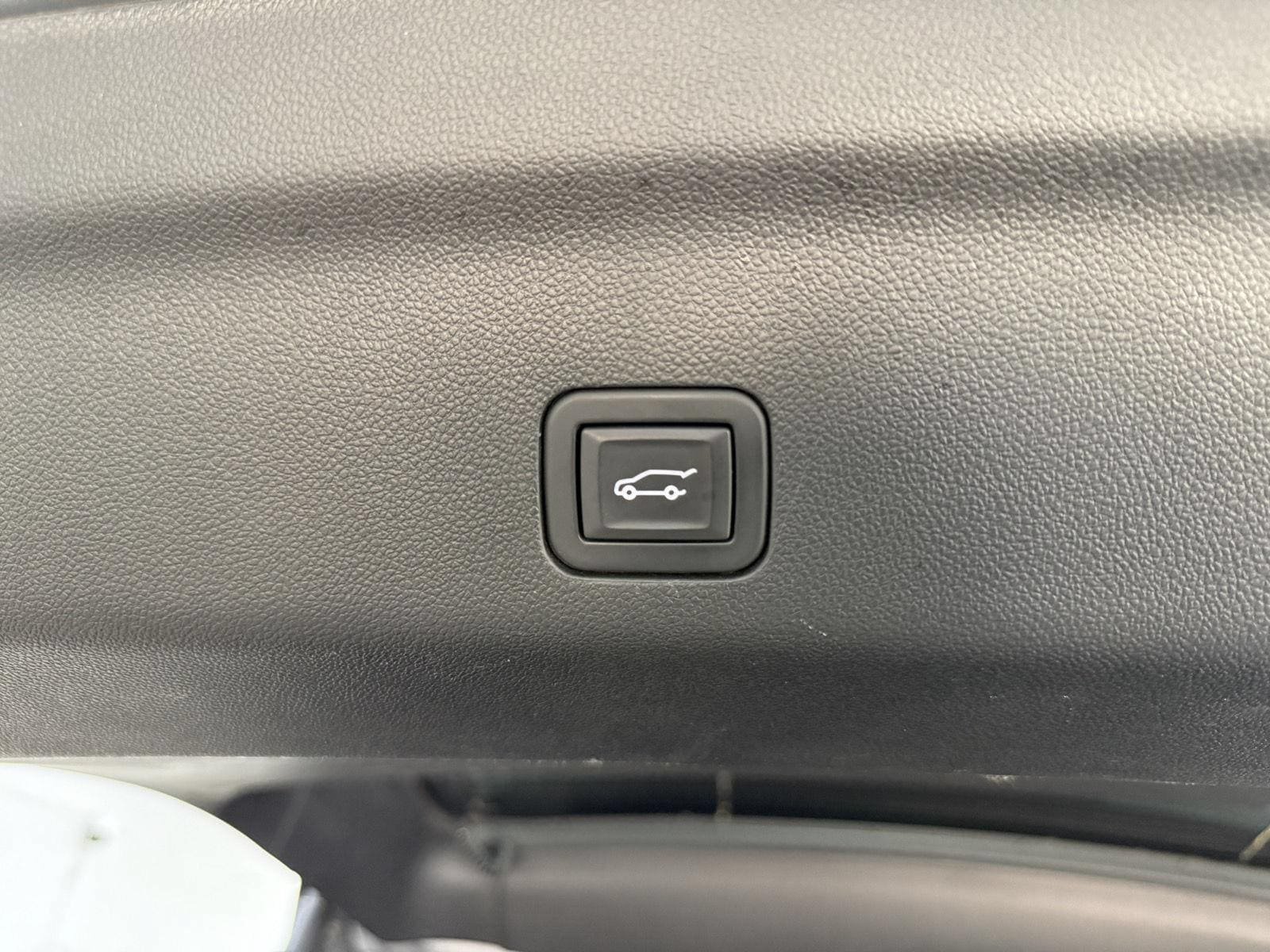 Used 2024 GMC Yukon XL AT4 w/ AT4 Premium Plus Package AWD/4WD image 32