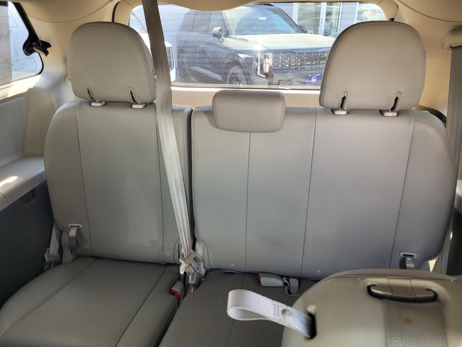 Used 2015 Toyota Sienna XLE w/ XLE Navigation Package FWD image 11