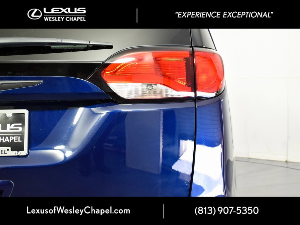 Used 2020 Chrysler Pacifica Touring w/ S Appearance Package image 8